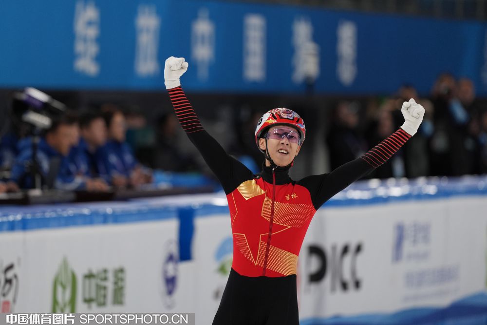 媒体人：杯赛的地板问题太大了，换地板无望应该撕掉所有地贴